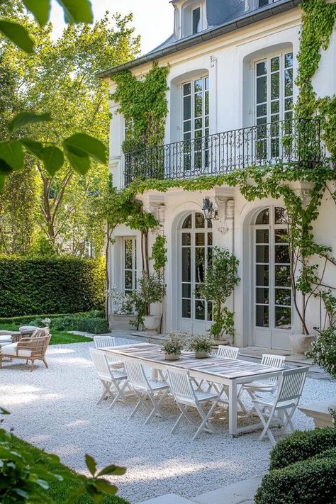 Chateau Garden French, French Villa Exterior, Modern French Chateau Exterior, Front House Extension, Modern French Mansion, Mansion Courtyard, French House Exterior, Modern French Style Home, Grass Courtyard