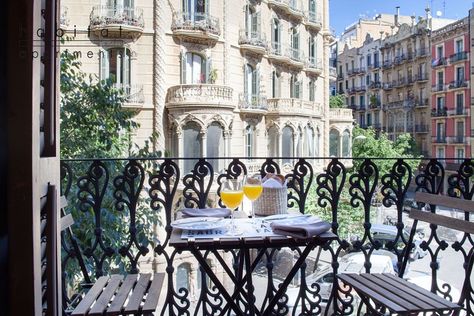 Barcelona Apartment Balconies, Balcony Pics, Barcelona Winter, Balcony Decorating Ideas, Barcelona Apartment, Interesting Buildings, Rental Decorating, Deck Plans, Apartment Balcony