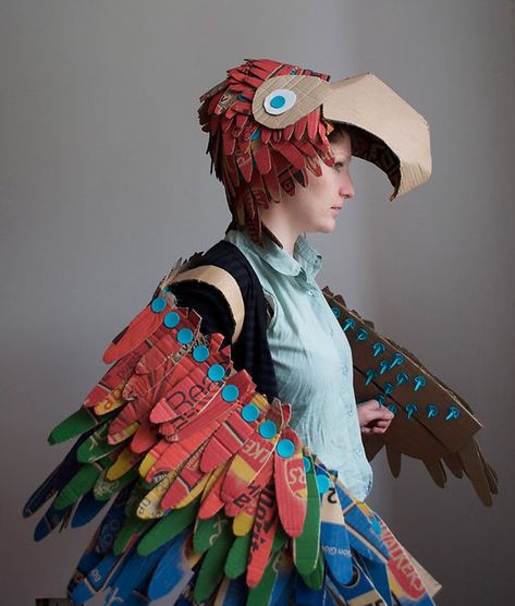 Bird Wings Costume, Recycled Costumes, Recycling Diy, Parrot Costume, Cardboard Costume, Bird Costume, Bird Masks, Folding Origami, Cardboard Sculpture