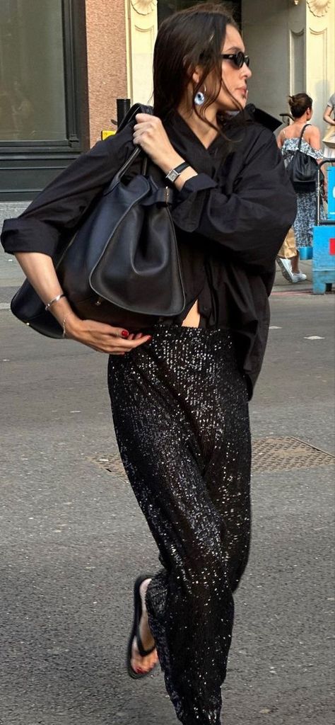 Chic Sequin Outfit, Sequin Pants Street Style, Concert Outfit 30s, Holiday Street Style, Maxi Skirt Street Style 2023, Sequin Street Style, Street Style Fashion Week 2023, Fall 2023 Street Style, Street Style Winter 2023