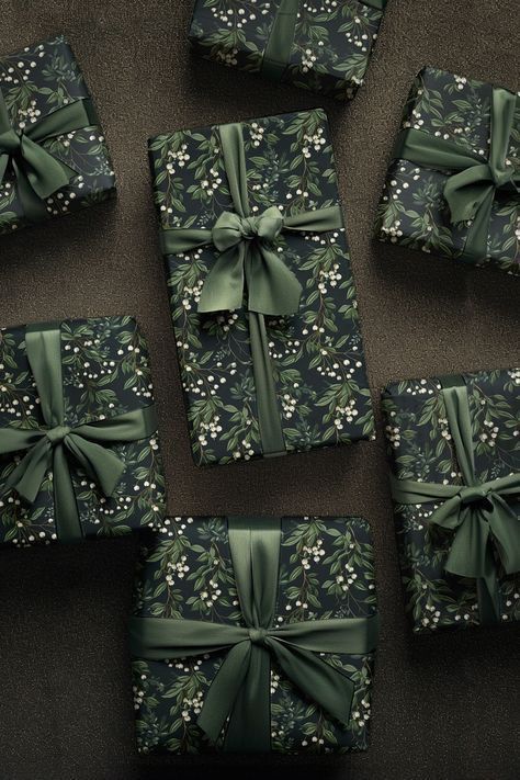 Dark Christmas Wrapping Paper, Wrapping Paper Design Christmas, Dark Green Gift Wrapping, Jewelry Gift Wrapping, Dark Green Christmas Wrapping, Christmas Decor Dark Green, Classic Gift Wrapping, Dark Green Wrapping Paper Christmas, Cute Wrapping Paper Christmas