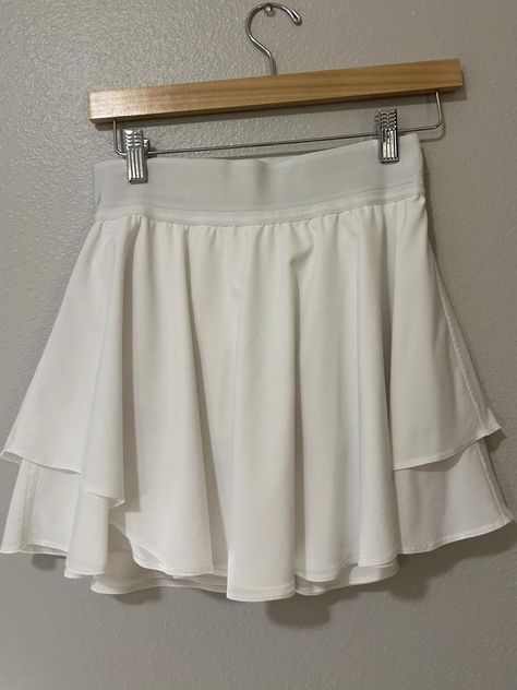 Lululemon Pace Rival Tennis Skirt

Size 4

*longer length