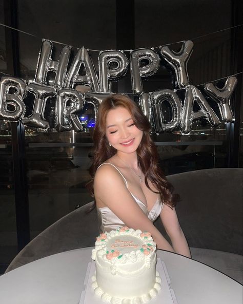 Birthday party inspo, dresses, balloons, hotel, cake, aesthetic, flash, night time photoshoot Ulzzang Girl Birthday Party, Happy Birthday Poses, Ulzzang Birthday, Birthday Poses With Cake, Giveaway Ideas Birthday, 18th Birthday Party Themes, Birthday Room Decorations, 21st Birthday Photoshoot, Cute Birthday Pictures