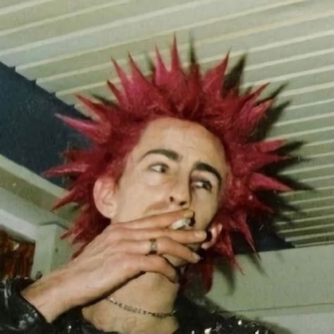 70s Punk Hair, Punk Spikes Hair, Emo 2000, Punk London, Liberty Spikes, Punk Guys, Spikey Hair, 2000s Hairstyles, Punk Rock Hair