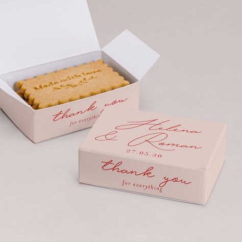 Specially designed, for 7x5cm biscuits, this box can contain up to 4. Assemble your boxes, then fill them with your personalised handmade biscuits! Share your recipe with us if you're especially proud of them.  We do not provide the biscuits, we simply make the beautiful paper boxes that match your whole wedding stationery. - Dimensions: 8 x 5,5 cm x 2,5 cm, Matte paper with an eggshell texture (280gsm) Cute Favors Ideas, Wedding Boxes Ideas, Unique Wedding Gifts For Guests, Wedding Party Favours, Unique Card Box Wedding, Personalised Wedding Ideas, Wedding Favor Ideas For Guests, Wedding Favors Food, Wedding Favours Unique