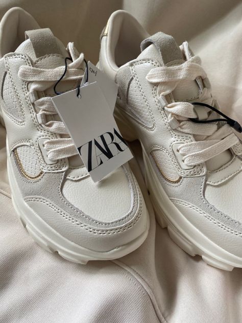 zara combination running shoes Chunky Shoes Aesthetic, Aesthetic Running Shoes, Running Shoes Aesthetic, White Chunky Shoes, Thrifting Ideas, Chunky White Sneakers, Sneakers Zara, Curated Wardrobe, Zara Sneakers