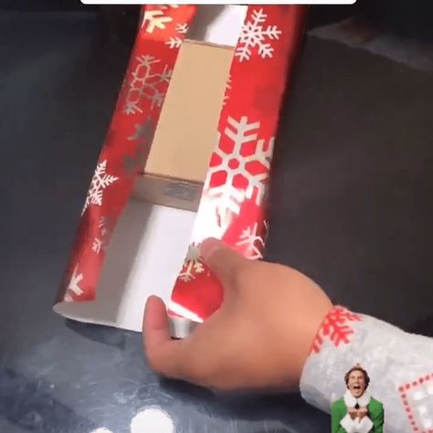 Extra Wrapping Paper Ideas, Cute Wrapping Ideas For Small Gifts, How To Gift Wrap Without Boxes, Wraping The Gifts Simple, Easy Wrapping Presents, How To Wrap Small Gifts, How To Wrap Christmas Presents, Wrapping Paper Hacks, How To Wrap A Gift