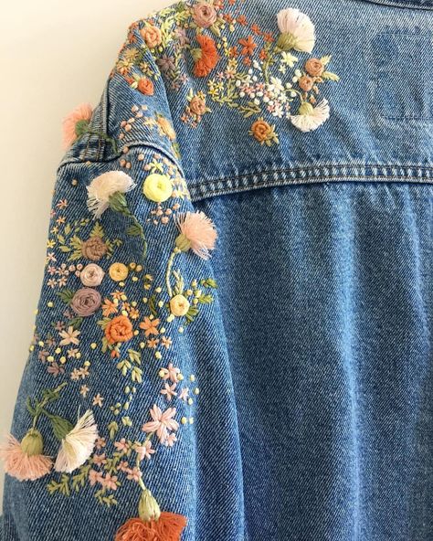 Embroidery Jeans Jacket, Denim Embroidery, Pola Sulam, Embroidery On Clothes, Cute Embroidery, Skirt Maxi, 자��수 디자인, Painted Clothes, Jeans Jacket