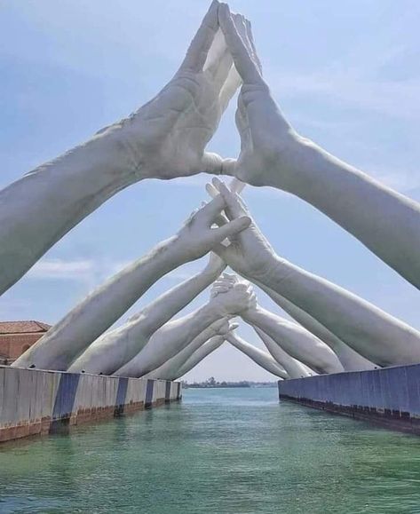 Lorenzo Quinn, Italian Sculptors, Bridge Building, Beautiful Travel Destinations, Wow Art, Hope Love, Public Art, Art Sculpture, Sculptor