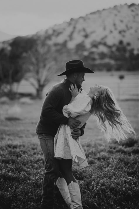 Black Western Engagement Photos, Couples Photoshoot Tall Woman, Rustic Country Photoshoot, Vintage Photography Couples, Vintage Western Couple Photoshoot, Boho Country Engagement Photos, Couples Photoshoot Cowboy Boots, Country Western Couple Pictures, Cowboy Hat Couple Photoshoot