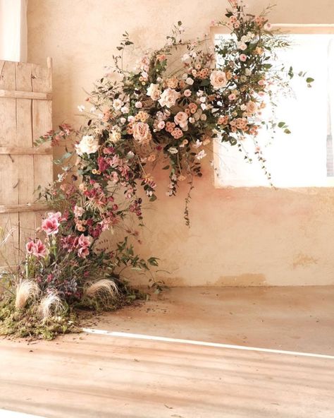 Ground Floral Installation, Cute Fall Backgrounds, Wildflower Hanging Installation, Grounded Floral Installation, Neutral Floral Installation, Wedding Korea, Woodland Floral Installation, Bridal Atelier, Mums Flowers