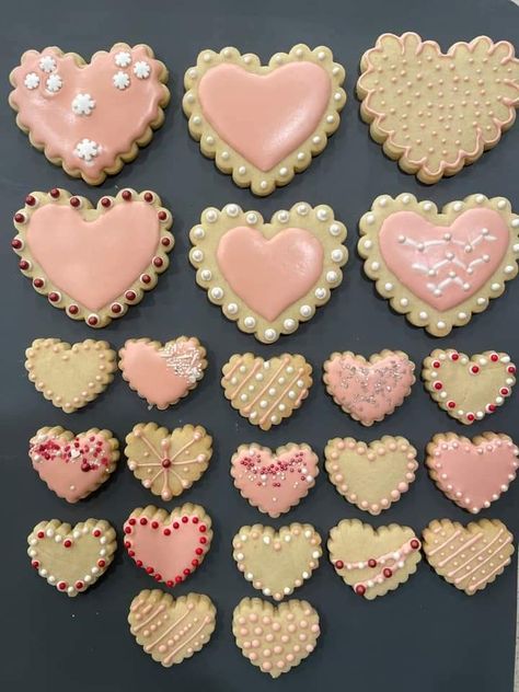 Cookie Shapes Ideas, Cookies For Valentines Day, Cookies Valentines Day, Valentines Party Food, Valentine Cookies Decorated, Sweat Treats, Pink Desserts, Pink Cookies, Valentine Desserts