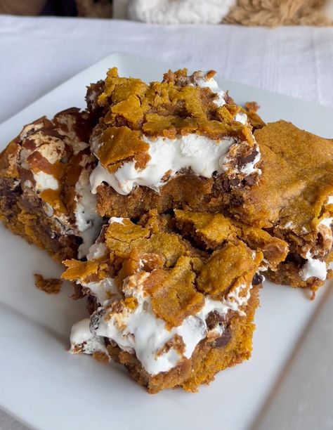 Quick Pumpkin Desserts, Marshmallow Fluff Recipes, Hot Chocolate Party, Marshmallow Bars, S Mores Bars, Smores Dessert, Thanksgiving Snacks, Recipes With Marshmallows, Pumpkin Bars