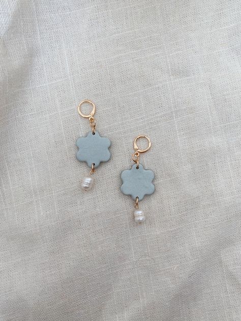 Polymer Clay Flower Hoop Earrings, Polymer Clay With Pearls, Polymer Clay And Pearl Earrings, Polymer Clay Huggies, Small Clay Earrings, Homemade Clay Earrings, Blue Clay Earrings, Clay Accessories, Periwinkle Purple