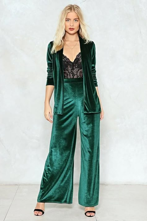 Green Velvet Pants Outfits, Woman Suit Fashion Party, Velvet Outfits For Women, Velvet Pants Outfit, Velvet Body Suit, Green Velvet Pants, Prom Fits, Velvet Outfits, Wedding Accesories