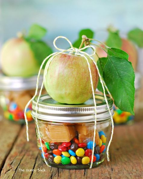 Edible gifts for Teacher Appreciation Day: caramel apple in a jar gift | The Gunny Sack Mason Jar Gifts Diy, Mason Jar Christmas Gifts, Christmas Mason Jars, Mason Jar Gifts, Christmas Jars, Meals In A Jar, Caramel Apple, Jar Gifts, Mason Jar Diy