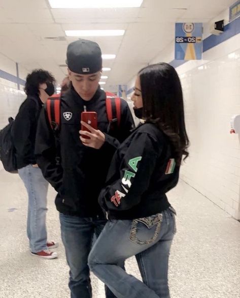 Takuache Couples Goals, Vaquero Couple Goals, Matching Couple Things, Cute Hispanic Couples, Hispanic Couples, Latino Couple, Takuachita Outfits, Takuache Girl Outfits, Ariat Jacket