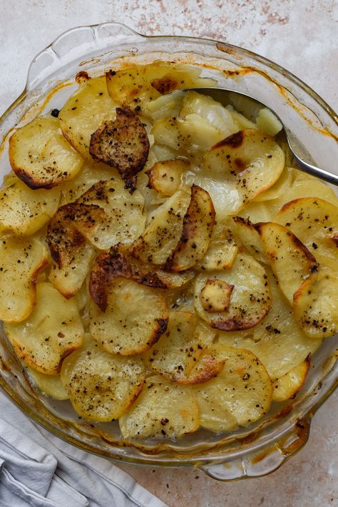 French Style Potatoes, Chuck Roast Side Dishes, Simple French Recipes, French Potato Recipes, Authentic French Dinner Recipes, French Pasta, Poor People Food, Boulangere Potatoes, French Side Dishes