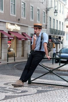 The Boater Hat is definitely one of the best ways to go with the 1920s mens style. Description from pinterest.com. I searched for this on bing.com/images Mens Indie Fashion, Boater Hat Outfit, Straw Hats Outfit, Hat Outfit Men, Mens Summer Hats, Portuguese Style, Fashion 1920s, Manly Stuff, Dream Boat