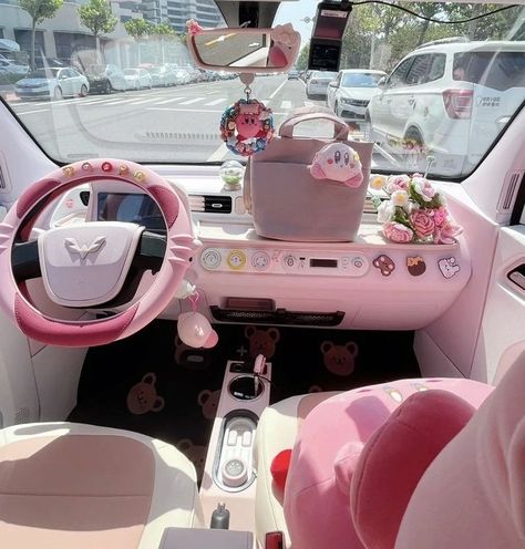 Sanrio Car Aesthetic, Cute Car Accessories Pink, Pretty Car Decor, Pastel Car Interior, Coquette Car Interior, Coquette Car Accessories, Kawaii Car Decor, Sanrio Car Decor, Anime Car Decor