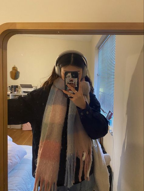 Scarf Fit Aesthetic, Scarves Aesthetic Winter, Cute Scarfs Aesthetic, Cute Scarfs Winter, Outfits With Scarves Aesthetic, Acne Studios Scarf Aesthetic, Scarfs Aestethic, Scarf Outfits Aesthetic, Scarf Outfit Winter Aesthetic