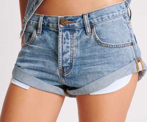 Loose Jean Shorts, Low Waisted Shorts, Kylie Hair, Country Fits, One Teaspoon Shorts, Denim Shorts Outfit, Low Waisted Jeans, Amazing Clothes, Xmas List