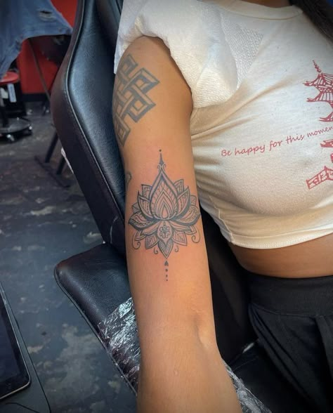 Unique Back Tattoos, Women's Back Tattoos, Palm Size Tattoos, Back Tattoo Designs, Earthy Tattoos, Celestial Goddess, Inner Forearm Tattoo, Armband Tattoos, Pretty Hand Tattoos