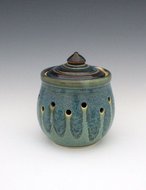 Lidded Jars Pottery, Garlic Keeper, Garlic Jar, Pottery Jars, Pottery Kit, Green Garlic, Ceramic Glaze Recipes, Ceramic Boxes, Slab Pottery