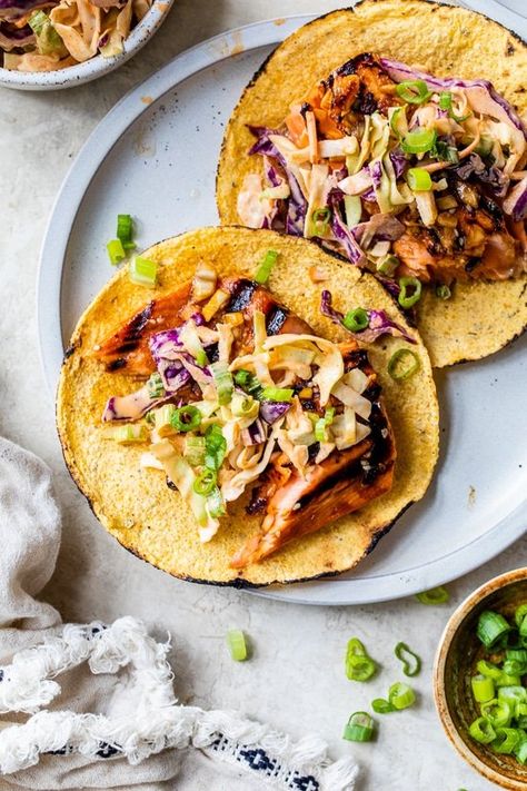 Korean-Inspired Salmon Tacos with Spicy Gochujang Slaw is a delicious way to switch up your fish taco game! Spicy Slaw, Fish Tacos With Cabbage, Salmon Tacos, Cauliflower Tacos, Fish Taco, Skinny Taste Recipes, Mango Salsa, Food Tasting, Fish Dishes