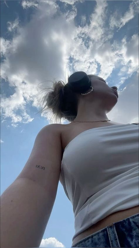 Summer time 💋💋💋 insta: _breena_03 Arm Tattoo Dainty, Arm Tattoo Placement, Tat Placement, Tattoo Ideas Arm, Tattoo Dainty, Outfit Inspo Vintage, Tattoo Placement Arm, Side Arm Tattoos, Bloom Tattoo