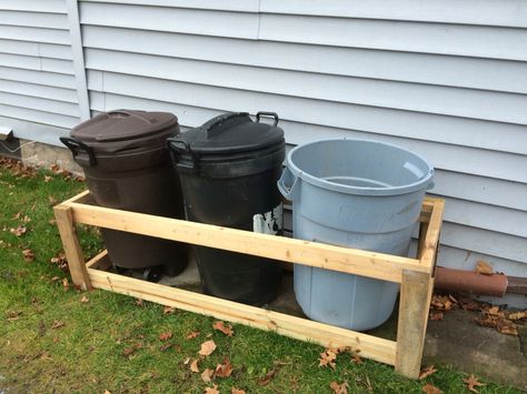 Wood Garbage Can Holder, Garbage Can Hay Feeder, Trash Can Pallet Bin Storage, Rustic Trash Can Holder, Ranch Curb Appeal, Outdoor Trash Can Corral, Trash Can Storage Outdoor, Round Tuit, Barn Organization