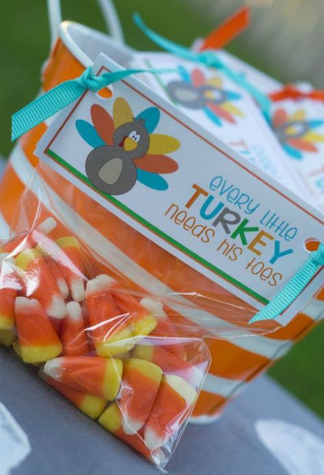 Thanksgiving Bag Toppers plus 31 FREE Thanksgiving Printables on Frugal Coupon Living Thanksgiving Bag Toppers, Turkey Birthday Party, Happy Thanksgiving Sign, Turkey Party, Thanksgiving Candy, Turkey Treats, Free Thanksgiving Printables, Thanksgiving Signs, Happy Turkey Day