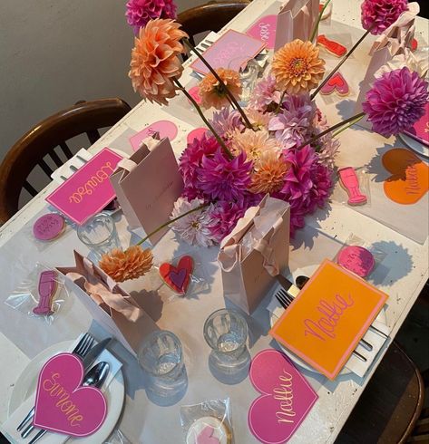 Hens Lunch Table Decorations, Hens Table Decorations, Hens Party Table Setting, Italian Long Lunch, Bachelorette Table Set Up, Bachelorette Party Table Set Up, Bachelorette Tablescape, Bachelorette Table, Bachelorette Dinner