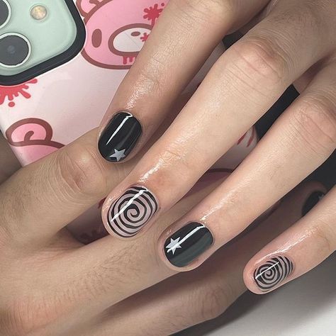 Cute Short Nail Styles, Nail Style For Short Nails, None Acrylic Nail Ideas Short, Cute Gel Manicure Ideas For Short Nails, Spiral Star Nails, Spiral Nails Acrylic, Short Nails Ideas Y2k, Star And Spiral Nails, Unisex Nail Design