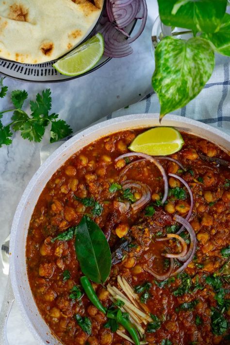 Restaurant Style Chana Masala - The Whisk Addict Easy Vegan Curry, Chole Masala, Jeera Rice, Vegan Curry, Dried Mangoes, Chickpea Curry, Indian Kitchen, Vegetable Puree, Masala Recipe