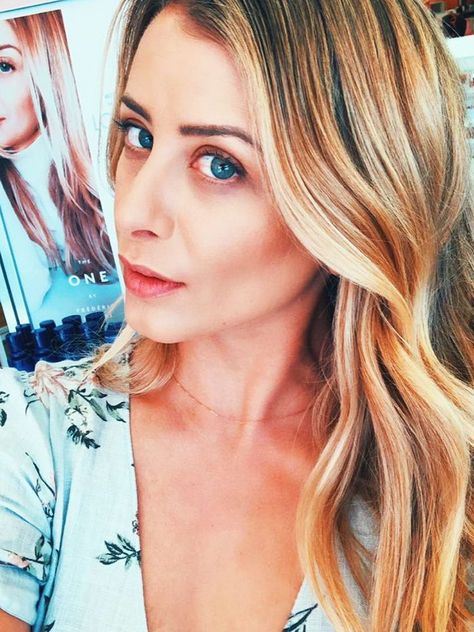 Lo Bosworth Told Us Her Juiciest Life Tips—From Good Hair to Happiness Lo Bosworth, Best Drugstore Products, Bangs Long Hair, Smokey Makeup, Drugstore Beauty Products, Funky Makeup, Drugstore Products, Red Carpet Beauty, Makeup Smokey