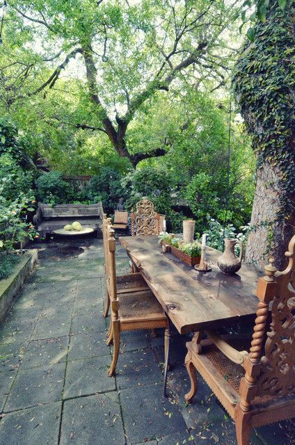 just love this natural setting. Terrasse Design, Rustic Patio, Have Inspiration, Outside Living, Terrace Design, Outdoor Dining Area, Garden Spaces, Wooden Table, Outdoor Rooms