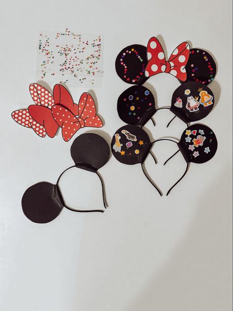 DlY cardstock Mickey Mouse and Minnie Mouse ears. Children's birthday party activity. Fun activity. Stickers. Minnie Mouse birthday party idea. Mickey Mouse birthday party idea. Girl birthday party. Boy birthday party. Gender neutral birthday party. Simple activity. Easy. Cheap. Economic. Minnie Mouse Birthday Activities, Gender Neutral Birthday Party, Neutral Birthday Party, Audrey 2, Neutral Birthday, Mickey 1st Birthdays, Birthday Party Boy, Birthday Party Activity, Disneyland Birthday