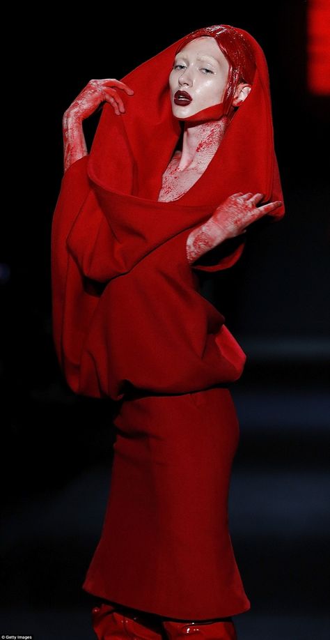 A model in a hooded dress shows off a splattering of fake blood on her neck China Fashion Week, Extreme Fashion, By Any Means Necessary, Hooded Dress, Dark Fashion, Inspiration Mode, China Fashion, Costume Design, Chinese Style