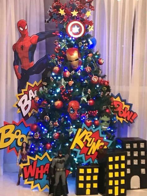 Spiderman Christmas Tree, Christmas Tree Tumblr, Spiderman Christmas, Superhero Christmas, Geek Christmas, Disney Christmas Decorations, Disney Christmas Tree, Christmas Trees For Kids, Creative Christmas Trees