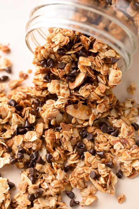 Skip the store-bought bag of granola and make this easy homemade chocolate chip granola at home using ingredients already in your pantry! Granola With Chocolate Chips, Chocolate Chip Granola Recipe, Chocolate Chip Granola, Granola Cookies, Homemade Cereal, Granola Bites, Cinnamon Granola, Work Food, Homemade Trail Mix