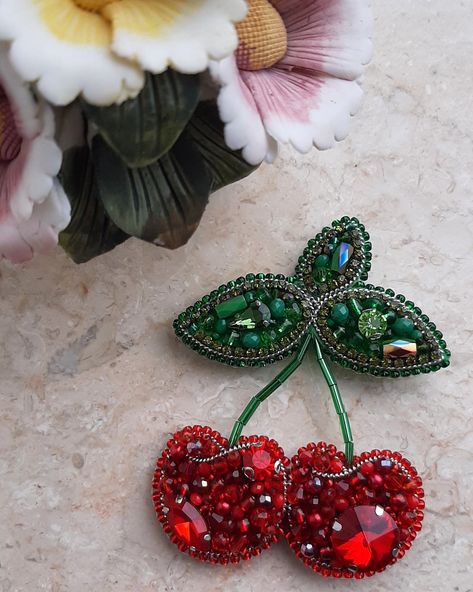 Bead Weaving Tutorials, Brooch Diy, Crystal Headband, Handmade Beaded Jewelry, Brooches Handmade, Bead Weaving, Beaded Embroidery, Embroidery Patterns, Beaded Jewelry