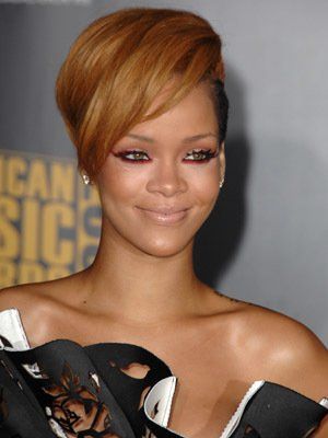 Rihanna at event of 2009 American Music Awards (2009) Pixie Rihanna, Rihanna Pixie, Rihanna Short Hair, Celebrity Short Hair, Rihanna Hairstyles, Balayage Color, Different Hair Colors, Pixie Styles, Beauty Looks