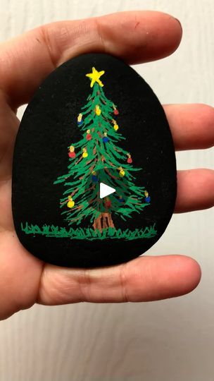 Christmas Rock Painting Ideas Snowman, Holiday Rock Painting Ideas, Rock Painting Christmas Ideas, Christmas Painted Rocks Ideas, Painted Seashells, Painted Garden Rocks, Painting 101, Garden Rocks, Christmas Rock