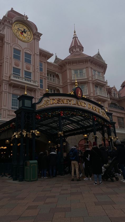 Disney Paris Christmas, Paris Christmas Aesthetic, Disneyland Paris Winter, Disneyland In December, Disneyland Winter, Disneyland Paris Aesthetic, Disneyland Paris Halloween, Disneyland Paris Christmas, Paris In December