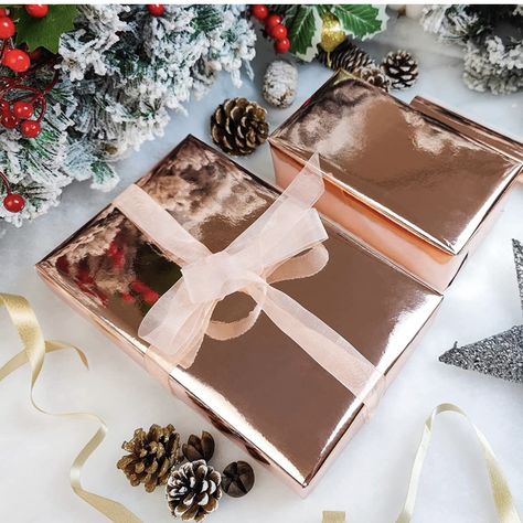 Beautiful wrapping paper for Christmas presents Rose Gold Gift Wrapping Ideas, Gold Christmas Wrapping, Boujee Christmas, Rose Gold Gifts, Rose Gold Christmas, Pet Photos, Gold Wrap, Winter Birthday, Present Wrapping