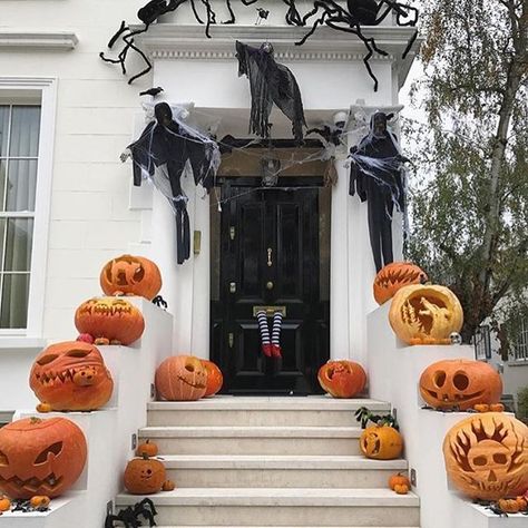 Happy Halloween. Loved this front door display from a home in Chelsea,London. Great carvings but I love the legs hanging out of the letterbox!  Regram from @rvk_loves . . . . #kateabtdesign #interiordesign #design #homedecor #halloween #decorating #decor #architecture #blackfrontdoor #paintedbrick #pumpkins #halloweendecorations #london #greatbritain Spooky Entrance, Halloween Aesthetics, Decoration Vitrine, Adornos Halloween, Halloween Porch Decorations, Halloween Front Porch, Fall Things, Halloween Door Decorations, Halloween Door