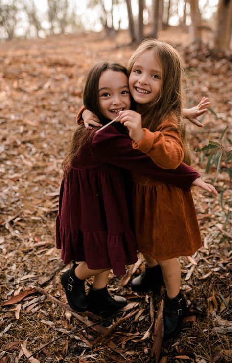 Fall Cousins Photoshoot, Little Sisters Photoshoot, Cousin Photoshoot Ideas, Daughters Photoshoot, Cousin Photoshoot, Cousin Photos, Cousin Photo Shoots, Recreate Pictures, Pumpkin Patch Kids