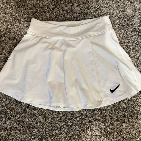 Nike Skirt- size xs Vintage Nike Skirt, Gym Skirt Outfit, Nike Skirt Outfit, White Nike Tennis Skirt, Formal Ootd, Gym Skirt, Mode Tennis, Nike Dress, Nike Skort