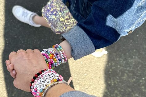 Friendship Bracelets: How to Make Taylor Swift Inspired Bracelets Eras Tour Bracelets, Friendship Bracelet Making, Taylor Swift Friendship Bracelet, Best Summer Nail Color, Ours Taylor Swift, Inspired Bracelets, Making Friendship Bracelets, Bracelet Making Kit, Taylor Swift Inspired